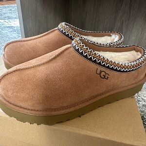 UGGs Tasman Chestnut slip on sandals.